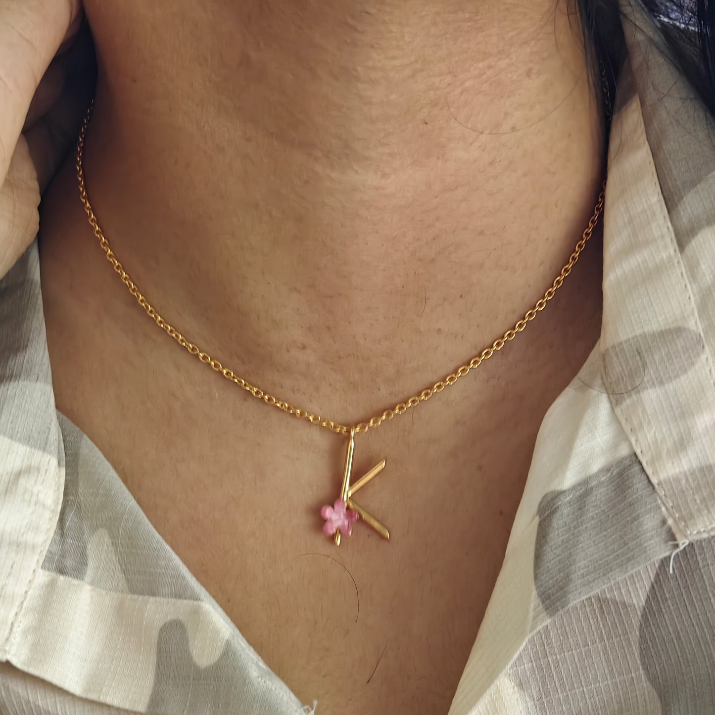 alphabet_pendant_with_pink_flower