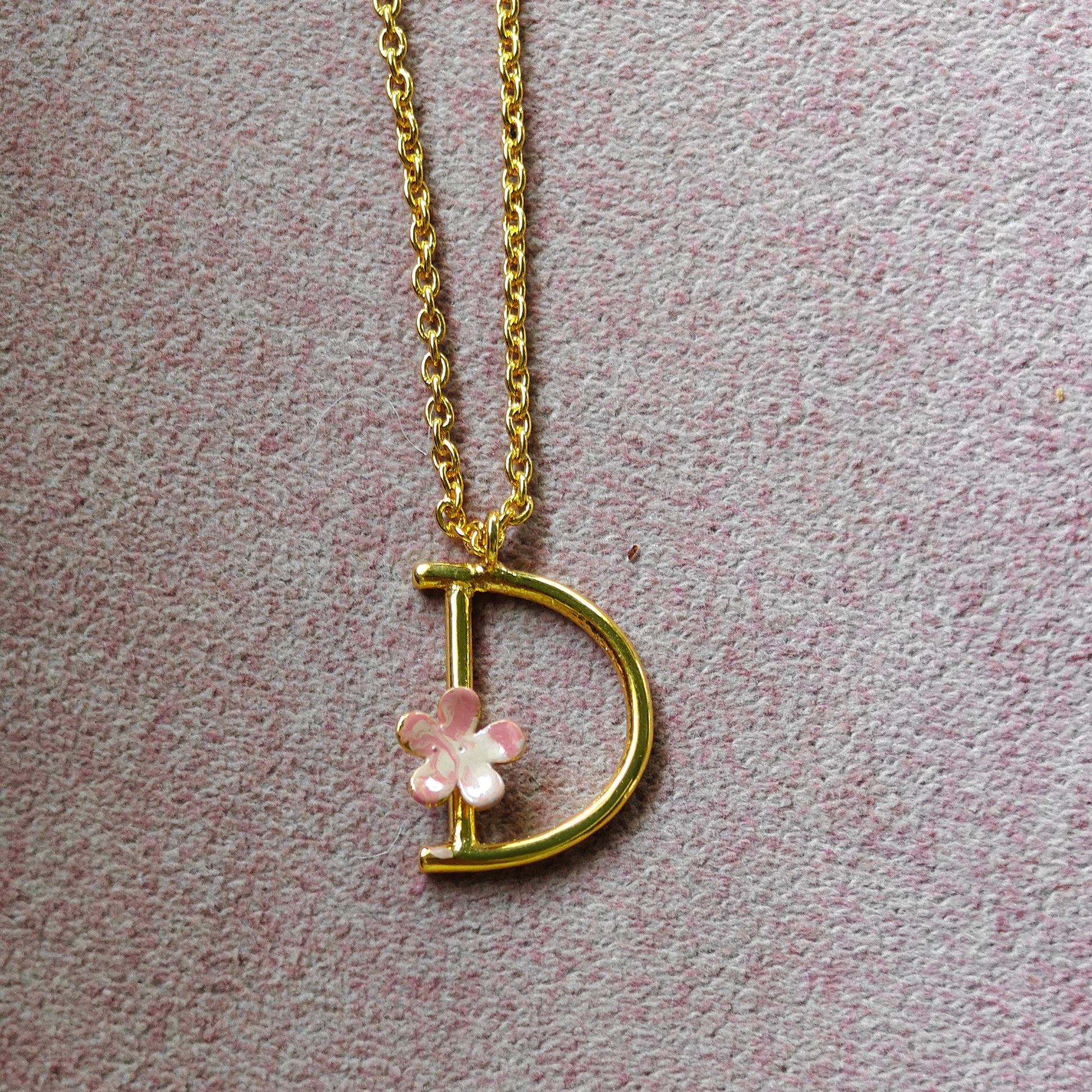 alphabet_pendant_with_pink_flower