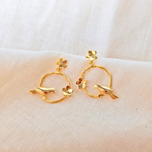 18K rhodium gold-plated earrings with sculpted bird on twisted hoop and floral accents, made in brass
